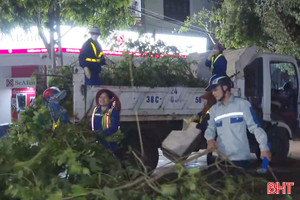 Xuyên đêm dọn dẹp phố phường Hà Tĩnh sau bão số 5