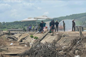 Sập bờ kè khiến 4 người đang trú mưa tử vong