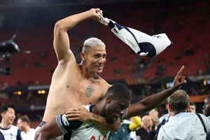 Tottenham có thể làm rung chuyển bóng đá Anh