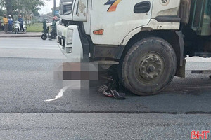 Xe tải va chạm xe máy tại ngã tư quốc lộ 1, người đàn ông tử vong