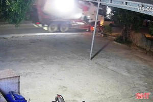Xe bồn va chạm xe máy chở 3 mẹ con, bé gái 8 tuổi tử vong