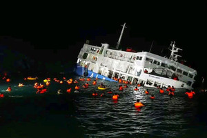 Khoảnh khắc kinh hoàng trong vụ chìm phà chở hơn 300 người ở Philippines