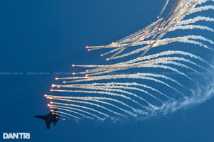 Rực rỡ và kiêu hùng màn biểu diễn bắn đạn nhiễu của SU-30MK2