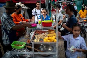 Người Thái Lan sắp được chính phủ phát tiền mua sắm
