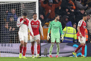 Arsenal dâng ngôi vương Ngoại hạng Anh cho Man City?