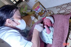Bé trai sơ sinh bị bỏ rơi gần hội quán ở Hương Khê
