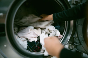 Có nên giặt lại đồ quên phơi?