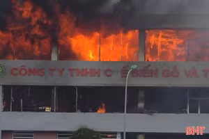 Cháy khu trưng bày sản phẩm gỗ Hào Quang ở phường Thành Sen 