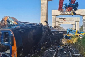 Cần cẩu rơi trúng tàu hỏa Thái Lan, ít nhất 22 người chết