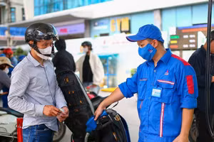 Giá xăng, dầu cùng giảm