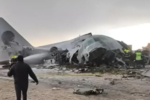 Máy bay chở tiền rơi ở Bolivia, 15 người chết, đám đông hỗn loạn nhặt tiền
