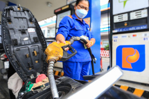 Giá xăng giảm về sát 20.000 đồng một lít