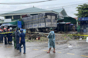 Xe tải mất lái đâm vào chợ chuối, ít nhất 3 người tử vong