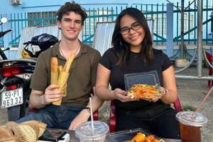 Người nước ngoài 'phát cuồng' với quà vặt Việt Nam