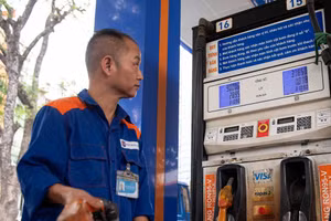 Giá xăng giảm về dưới 23.000 đồng một lít