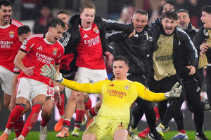 Mourinho đạo diễn cú sốc: Thủ môn Benfica ghi bàn, Real Madrid gục ngã