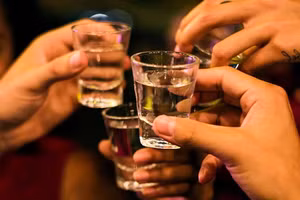 Ép buộc người khác uống rượu - bia, bị phạt tới 3 triệu đồng