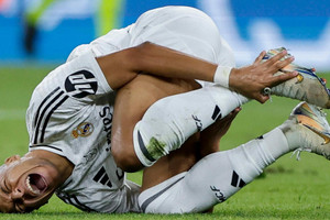 Real nhầm chân khi kiểm tra chấn thương Mbappe