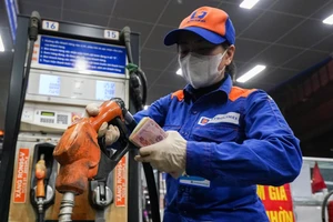 Giá xăng giảm gần 4.000 đồng một lít