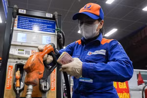 Giá xăng giảm gần 4.000 đồng một lít