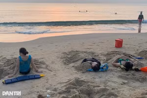 Khách Tây dậy từ 5h sáng ra đường, chứng kiến 'cảnh lạ' khó tin ở Việt Nam