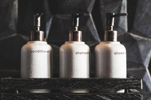 Vì sao không nên dùng sữa tắm, dầu gội ở khách sạn?