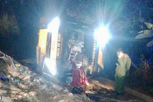 Xe khách lật ngang, 4 người chết