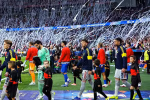 Trận Atletico Madrid - Arsenal tràn ngập giấy vệ sinh