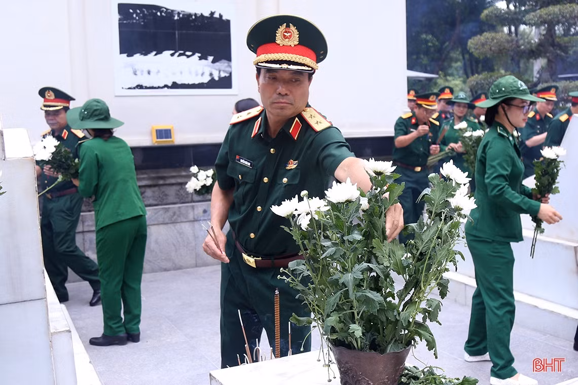 Bộ trưởng Bộ Quốc phòng dâng hương tại Ngã ba Đồng Lộc