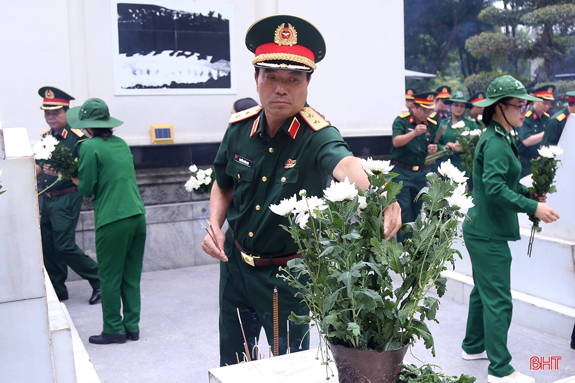 Bộ trưởng Bộ Quốc phòng dâng hương tại Ngã ba Đồng Lộc