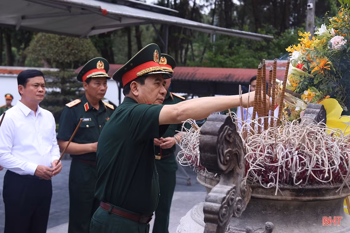 Bộ trưởng Bộ Quốc phòng dâng hương tại Ngã ba Đồng Lộc