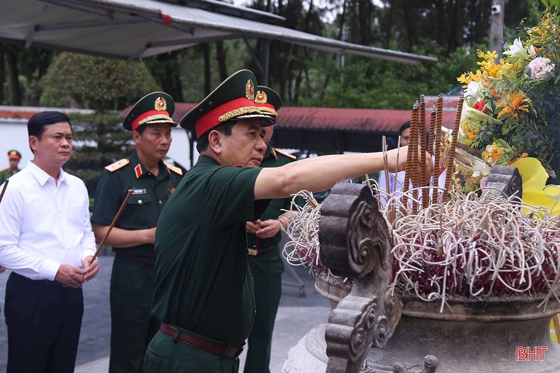 Bộ trưởng Bộ Quốc phòng dâng hương tại Ngã ba Đồng Lộc