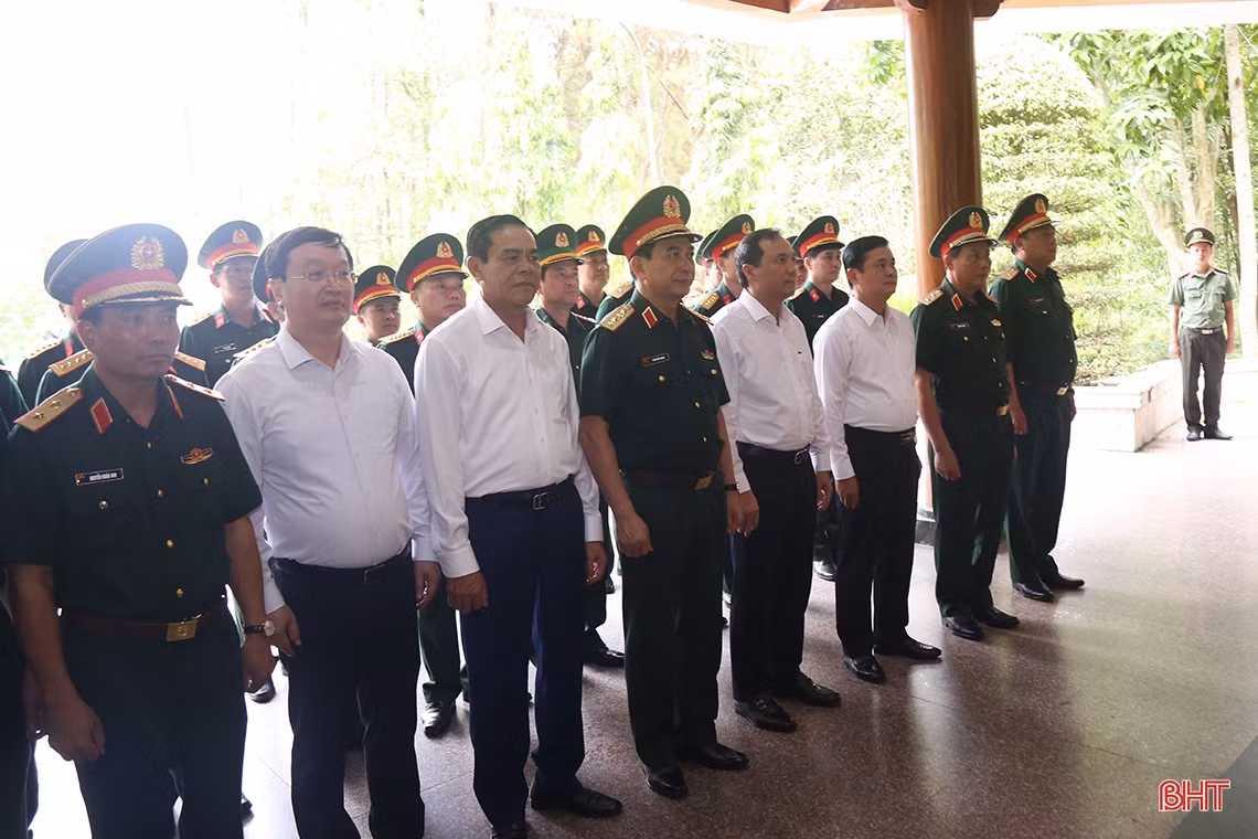Bộ trưởng Bộ Quốc phòng dâng hương tại Ngã ba Đồng Lộc