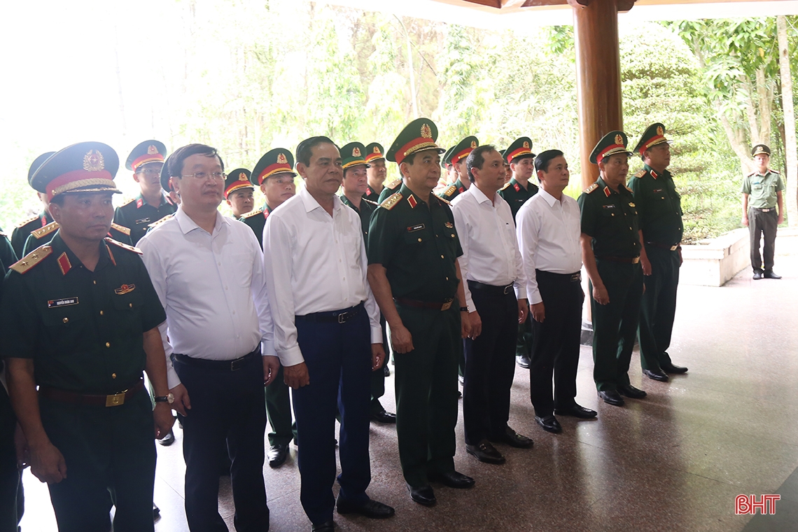 Bộ trưởng Bộ Quốc phòng dâng hương tại Ngã ba Đồng Lộc