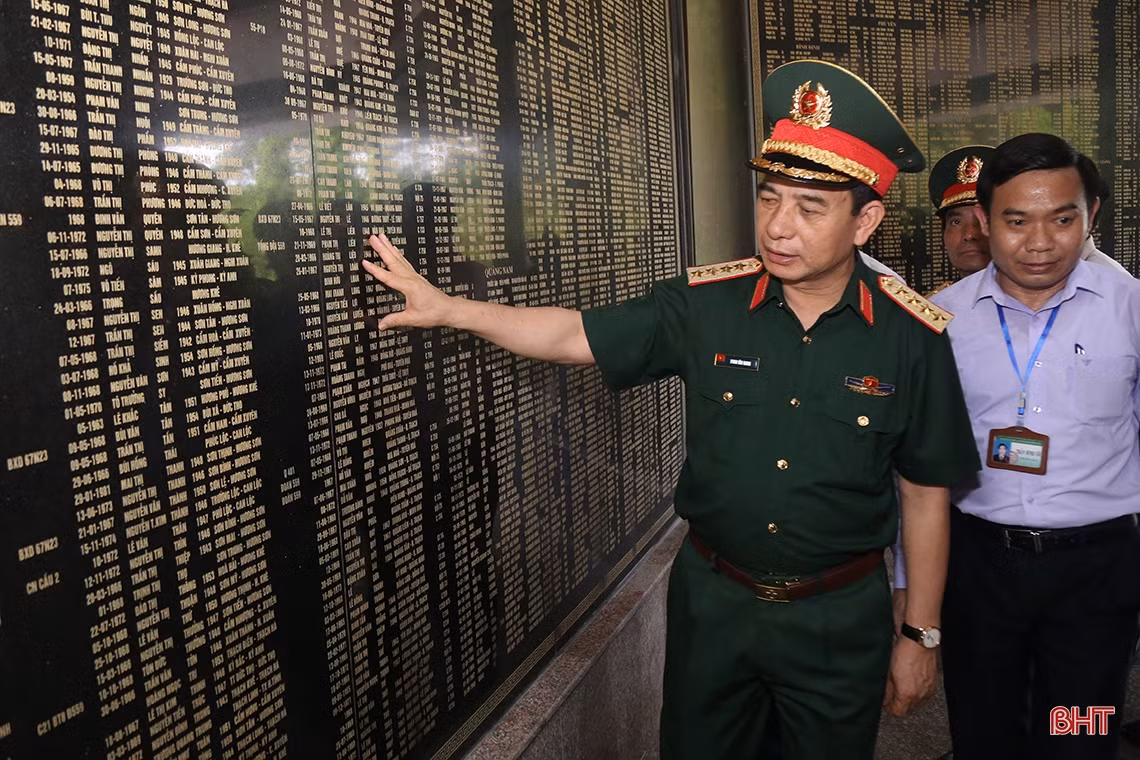 Bộ trưởng Bộ Quốc phòng dâng hương tại Ngã ba Đồng Lộc