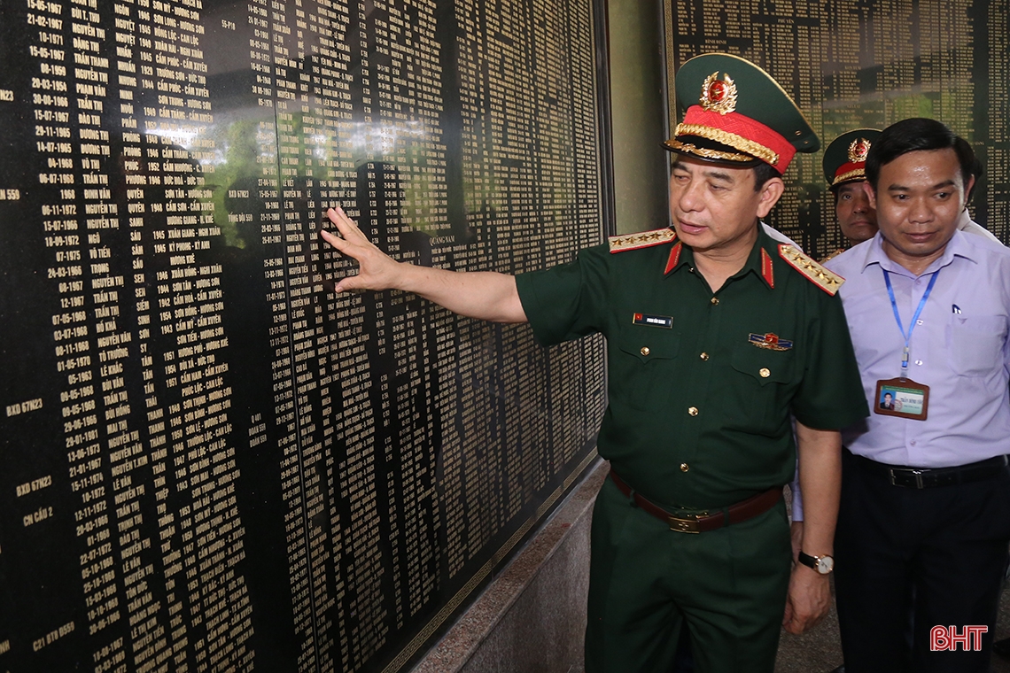 Bộ trưởng Bộ Quốc phòng dâng hương tại Ngã ba Đồng Lộc