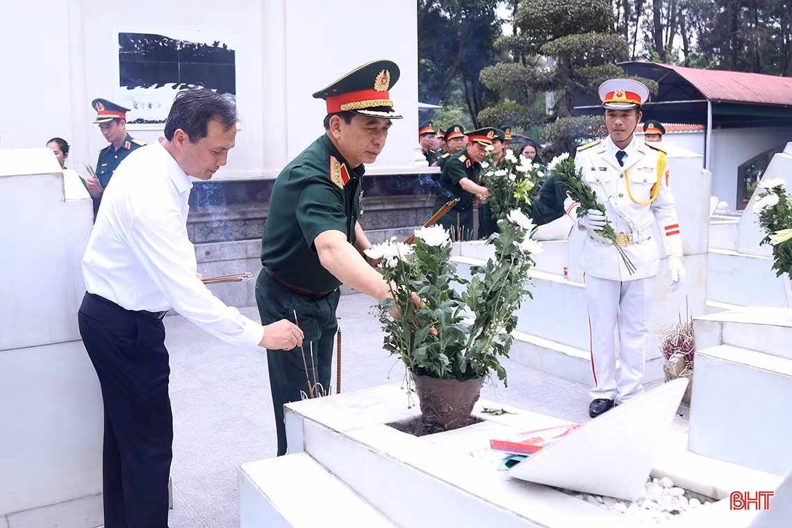 Bộ trưởng Bộ Quốc phòng dâng hương tại Ngã ba Đồng Lộc