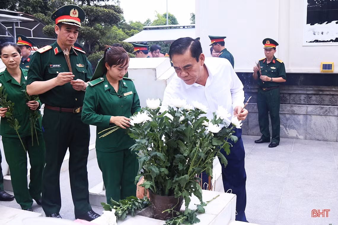 Bộ trưởng Bộ Quốc phòng dâng hương tại Ngã ba Đồng Lộc