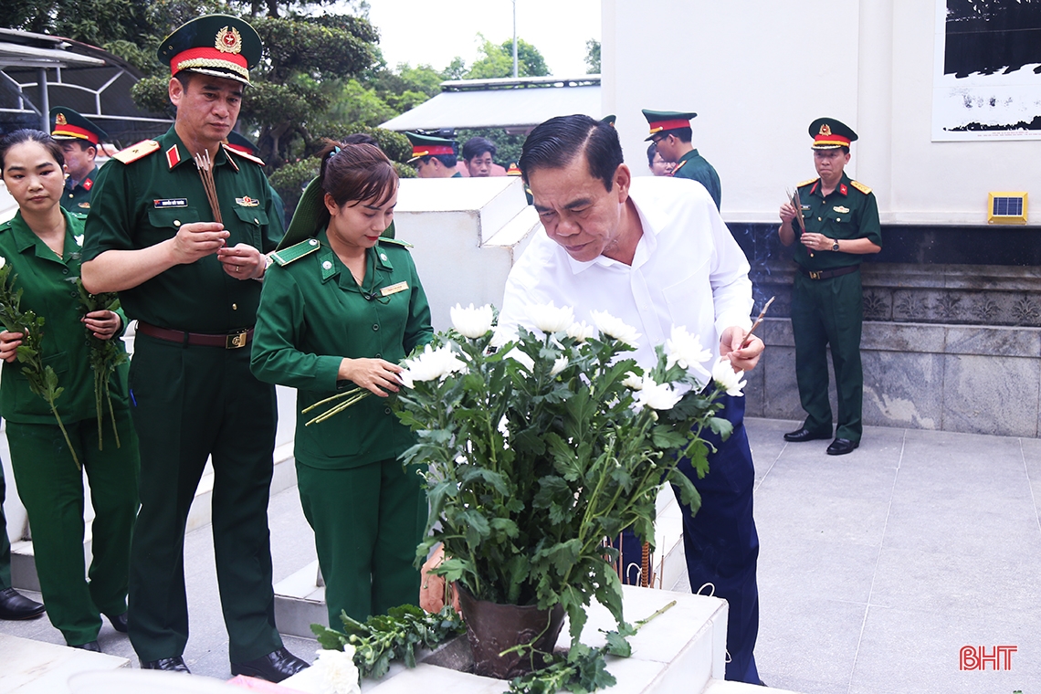 Bộ trưởng Bộ Quốc phòng dâng hương tại Ngã ba Đồng Lộc