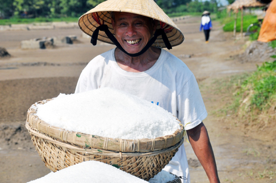 Tuổi xế chiều vẫn oằn lưng trên ruộng muối ảnh 14 tuoi xe chieu van oan lung tren ruong muoi