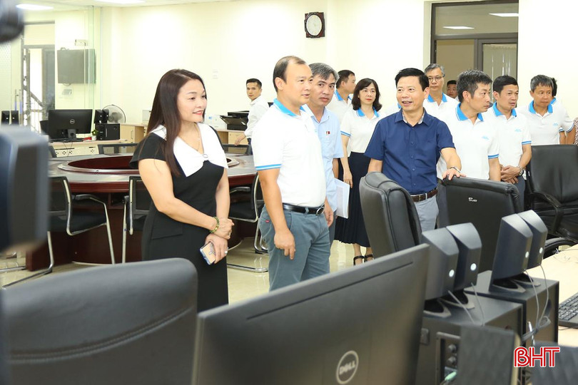 Đoàn công tác Tạp chí Cộng sản tham quan mô hình toà soạn hội tụ Báo Hà Tĩnh. 12.JPG