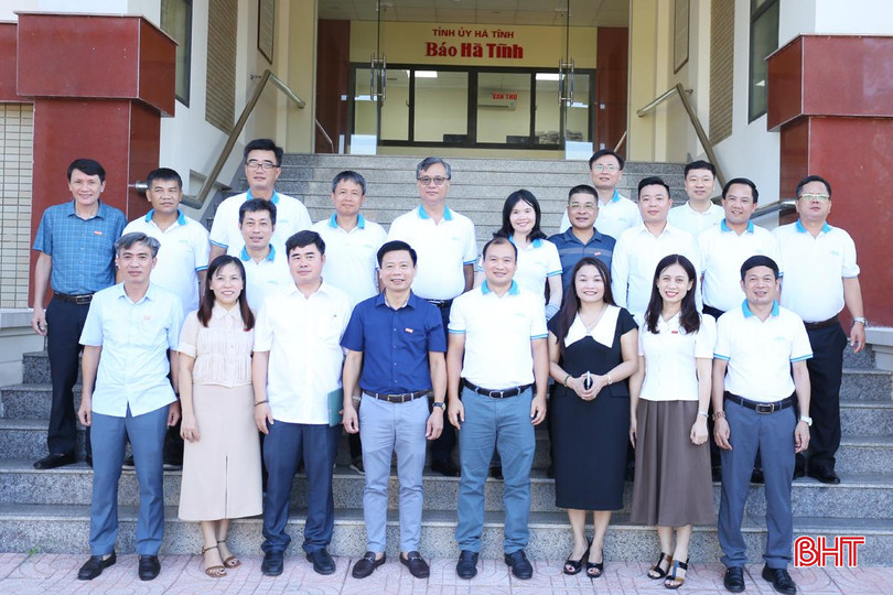Lãnh đạo Tạp chí Cộng sản, Ban Tuyên giáo Tỉnh uỷ và Báo Hà Tĩnh chụp ảnh lưu niệm. 14.JPG