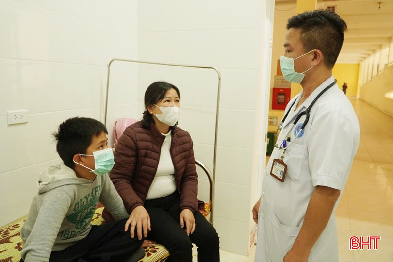 Bác sỹ CKI Nguyễn Hữu Thạch, Trưởng khoa Cấp cứu - Nhi, Trung tâm Y tế Thạch Hà tư vấn cho bệnh nhân và người nhà bệnh nhân về cách phòng, chống bệnh và tuân thủ phác đồ điều trị của cán bộ y tế. bqbht_br_f1.jpg