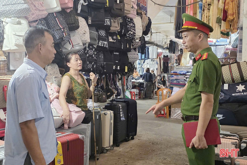 Cán bộ Phòng Cảnh sát PCCC&amp;CNCH (Công an Hà Tĩnh) tuyên truyền, nhắc nhở bà con tiểu thương Chợ Hà Tĩnh tuân thủ nghiêm túc các quy định về sử dụng điện trong mùa nắng nóng.