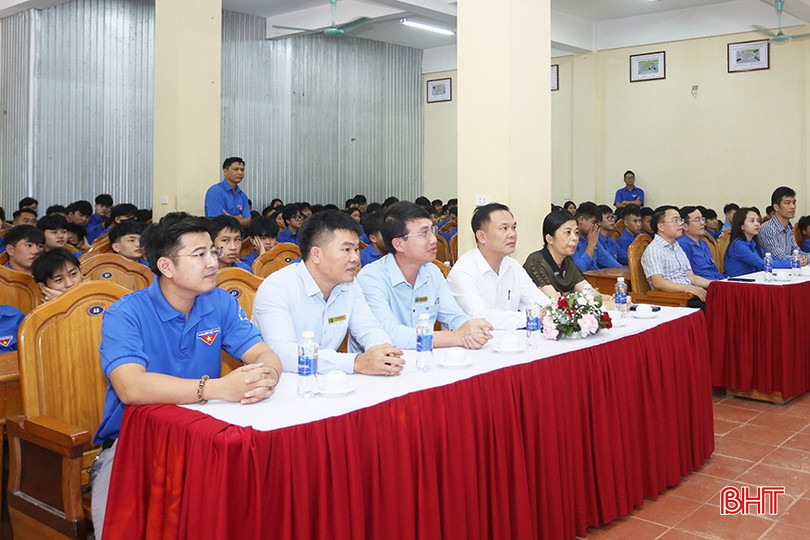 Đại biểu dự triển lãm. q4-6642.jpg