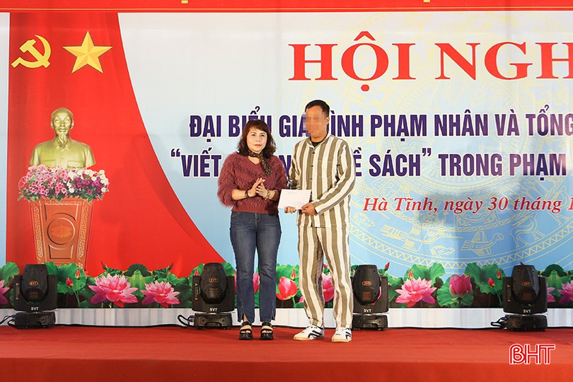 Bà Lê Thị Loan - Phó Giám đốc Sở VH-TT&DL tỉnh trao giải đặc biệt cho phạm nhân N.V.N.L (SN 1985) đang chấp hành án tại phân trại số 2. bqbht_br_b3.jpg