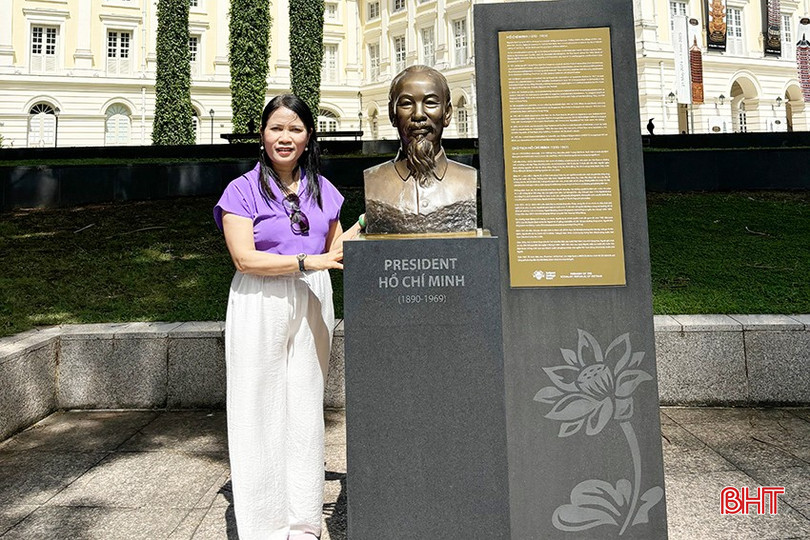Tác giả bên tượng đài Hồ Chí Minh ở Singapore. bqbht_br_x1.jpg