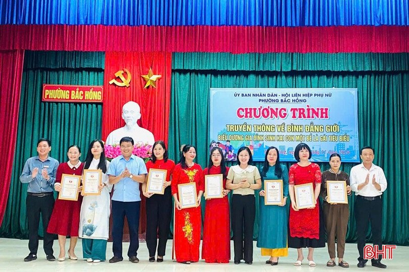 Phường Bắc Hồng (TX Hồng Lĩnh) tổ chức chương trình truyền thông về bình đẳng giới và biểu dương các gia đình sinh hai con một bề là gái tiêu biểu bqbht_br_x2.jpg