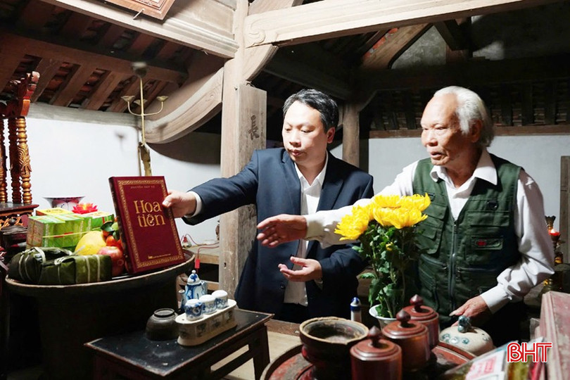 Ông Nguyễn Huy Dũng - Chủ tịch UBND tỉnh Thái Nguyên (áo đen) và ông Nguyễn Huy Thiện dâng cuốn sách Hoa tiên tại Đền thờ Nguyễn Huy Tự ở xã Kim Song Trường (Can Lộc). bqbht_br_v1.jpg