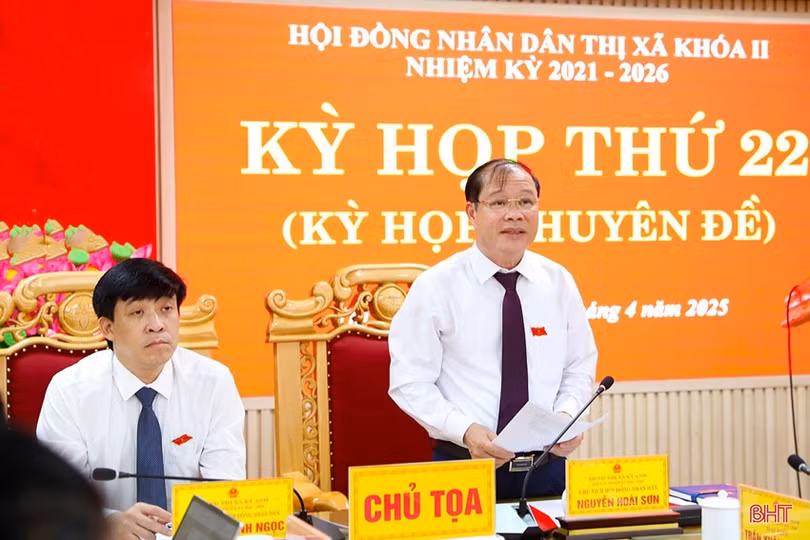 Bí thư Thị uỷ, Chủ tịch HĐND thị xã Kỳ Anh Nguyễn Hoài Sơn phát biểu bế mạc tại kỳ họp.